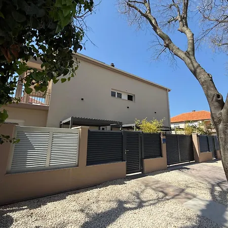 דירה Sara זאדאר