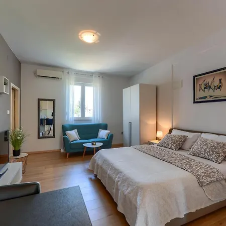 萨拉住宿旅馆 *