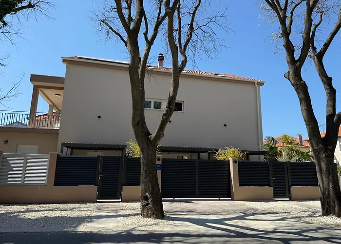 萨拉住宿旅馆 *